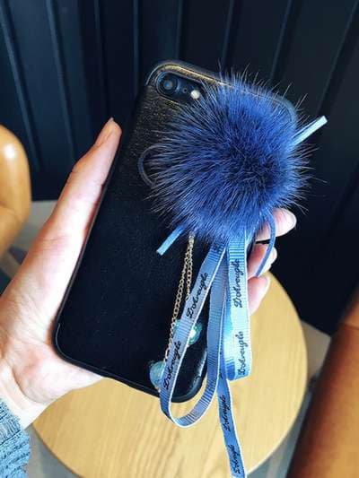 Молодіжний брелок-підвіска на телефон норкова куля з бантиком синій. Зображення товару, вид 2