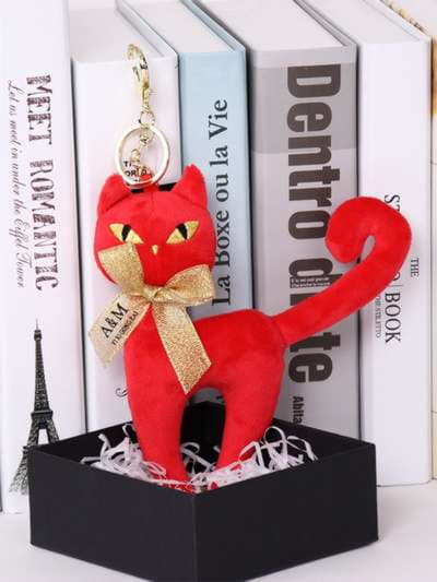 Молодіжний брелок м'яка іграшка кіт із бантом червоний. Зображення товару, вид 3