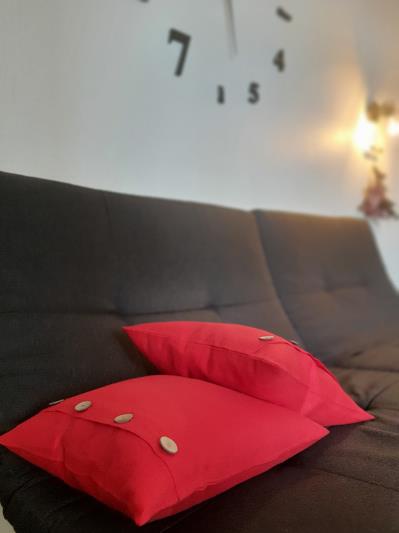 Фото товара: декоративна лляна подушка червона. Фото - 3.