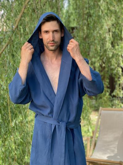 Фото товара: чоловічий лляний халат з каптуром синій. Вид 1.