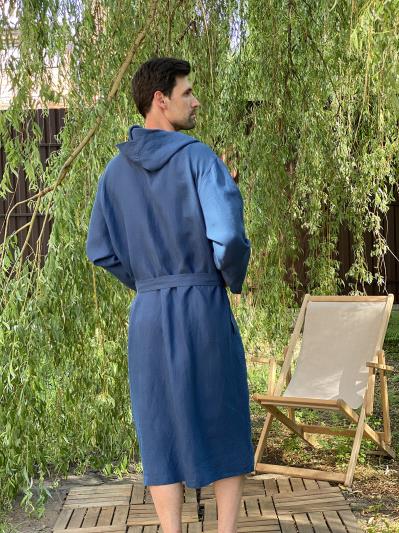 Фото товара: чоловічий лляний халат з каптуром синій. Вид 3.