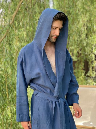 Фото товара: чоловічий лляний халат з каптуром синій. Вид 4.