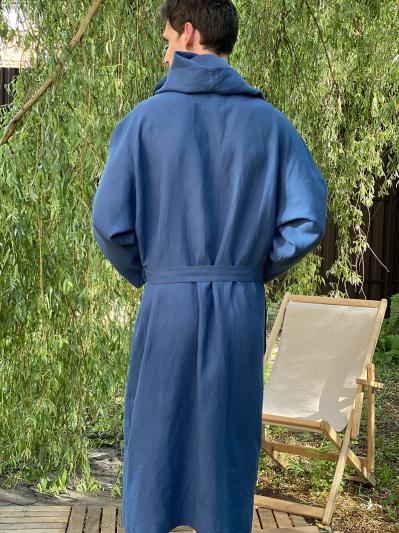 Фото товара: чоловічий лляний халат з каптуром синій. Вид 5.