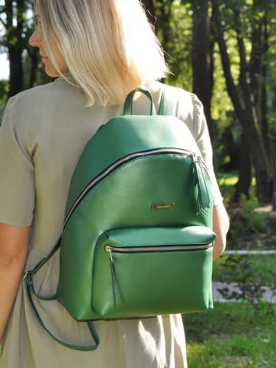 Шкільний рюкзак, модель 191736 зелений-перламутр. Зображення товару, вид спереду.
