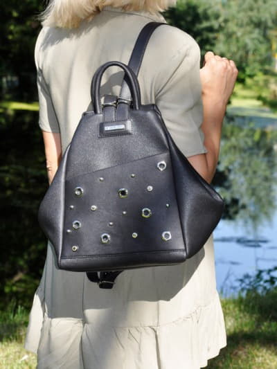 Модна сумка - рюкзак, модель 191596 чорний. Зображення товару, вид спереду.