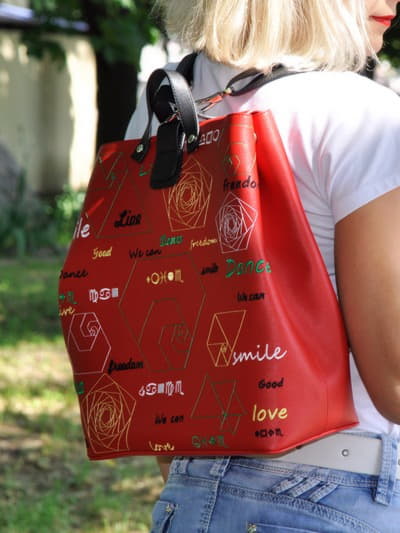 Модна сумка - рюкзак, модель 191713 червоний. Зображення товару, вид спереду.