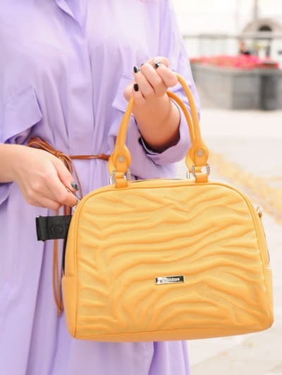 Жіноча сумочка з вышивкою, модель 191566 жовтий. Зображення товару, вид спереду.