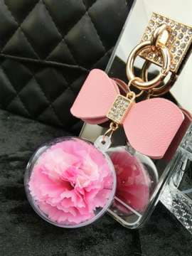 Брендовий брелок-підвіска на телефон бант з рожевим квіткою золото. Зображення товару, вид 1