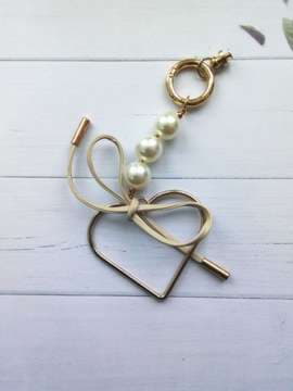 Брендовий брелок-підвіска на телефон серце з перлинами золото. Зображення товару, вид 2