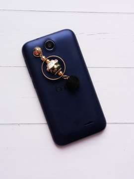 Стильний брелок-підвіска на телефон kiti з чорним норкових кулькою золото. Зображення товару, вид 1
