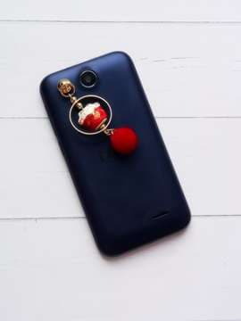 Брендовий брелок-підвіска на телефон kiti з червоною норковою кулькою золото. Зображення товару, вид 1