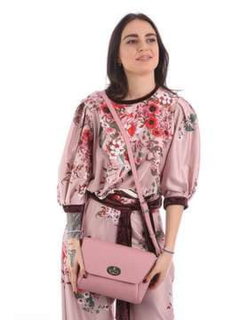 Молодіжна сумка маленька з вышивкою, модель 180124 пудрово-рожевий. Зображення товару, вид збоку.