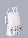 Літня сумка - рюкзак з вышивкою, модель 150772 білий. Зображення товару, вид ззаду.